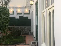 La Casa de Teresita Hotels near Triplets Bridge