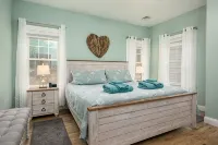 Sunkissed Cottage, Heated Pools, Club House, Game Room, 15 Mins to Local Beaches - Wifi