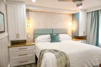 Spacious home with private salt water heated pool minutes to Beach ! - 3-نجوم