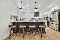 Modern Farm House Blocks from the Silos - Boutique