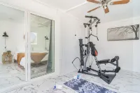 Oasis🌵in the❤️of Joshua Tree + Gym + Hot Tub + Tesla⚡️+ pond and waterfall - Gym