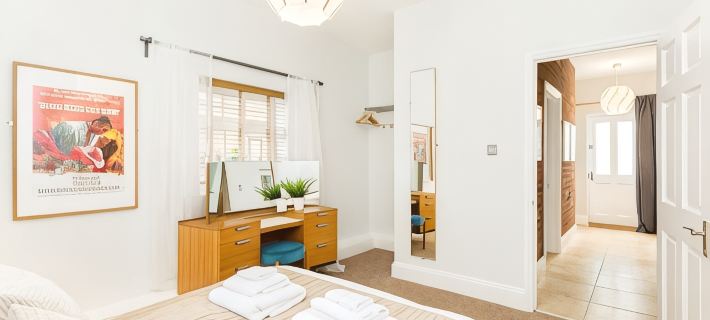 Fabulous 3 Bed Apartment with Private Courtyard Hotels in Malvern