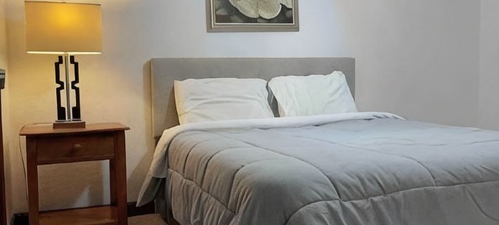 Hello guests, welcome to our ranch house in a quiet neighborhood. Hotels in Urbandale
