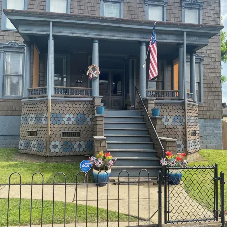 Charming Wheeling Island home. Large cozy and spacious! Your home away from home