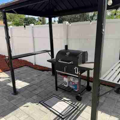 5 BR home with large patio, pool & outdoor family fun - 7 mins to LEGOLAND! Hotel Exterior