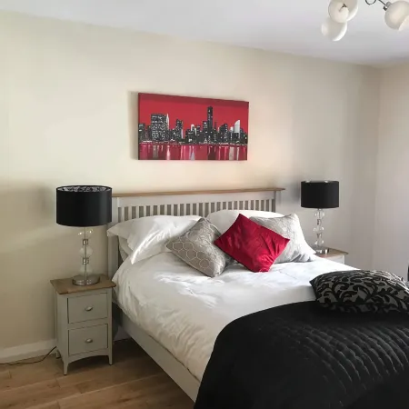 Newcastle Seafront apartment with WiFi & Parking