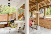 Luxurious & Modern 2 Bedroom Private Suite in Coquitlam 1 Family