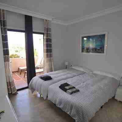 Last minute wifi free - Heated pool - Terrace apartment directly on the beach Rooms