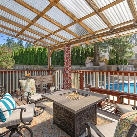 Poolside Getaway with Spacious Outdoor Living & 6 Cozy Beds!!