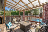 Poolside Getaway with Spacious Outdoor Living & 6 Cozy Beds!!