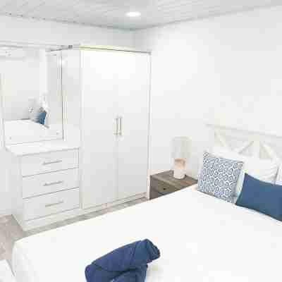 Cosy one bedroom condo in Holetown, St. James with pool access!! Rooms
