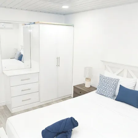 Cosy one bedroom condo in Holetown, St. James with pool access!!