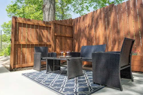 Modern Knox Guesthouse - Hot Tub/Pet Friendly/Private Patio/Grill - 4-Star