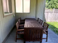 Bright, Renovated 3-Bedroom Rancher in the Heart of Gibsons - 4-نجوم