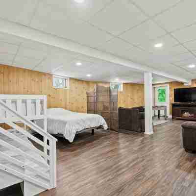 NEWLY RENOVATED! Lake George Mtn Retreat: BBQ, Firepit, 2-tiered Deck! Rooms