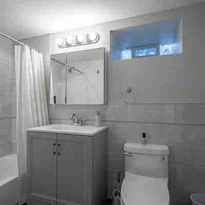 Modern Clean Private Entry Apartment • Free Street Parking • Washer & Dryer Rooms