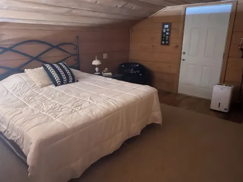Waterfront Cabin off I-95 in Lumberton with WiFi, Foosball, Kayaks, Pet-friendly - 3성급