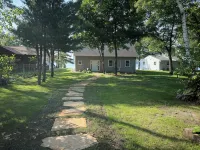 Big Pine Lakefront Retreat with Private Beach, Dock, Fire Pit & Sunset Views - 4-stjärniga