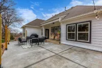 The Woodbriar, close to Hard Rock Casino, downtown Tulsa/BOK + patio w/fire pit - Wi-Fi