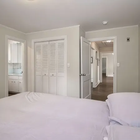 Charming 4-bedroom house with AC and WiFi in delightful Troutman Hotels in Fallstown