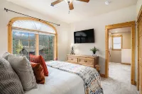 Bobcat Bunkhouse in Estes Park-3 Bed Family Retreat with Wi-Fi A/C Games Hot Tub - 4 stjerner