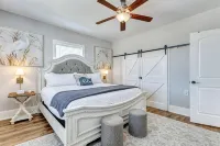 Modern Oasis Heated Pool, Spa 6 bedroom walk to beach, restaurants, - Private Pools