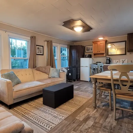 1-Bd Bungalow/Free Parking/Nice Space for 2