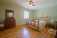 Garagemahal! Trails and Waterfalls Right Out the Door, Forested and Quiet. - 4-Star