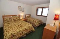 Ski-in ski-out 3 Bdrm Chalet w sauna on slopes & lake - Sleeps 8 - Hytter