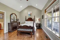 Guntersville  Lakefront Home. Pool & Boathouse. Pontoon boat & jet skis rentals - balcony