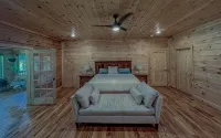 Charming Cabin 3BR/3BA-Family & Pet Friendly! - 4-Star