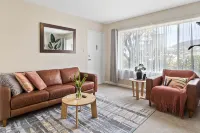 Modern Luxurious Living With Your Own Parking Spot - Wifi