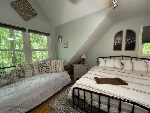 Cozy, 2/2 surrounded by trees and mountains - 2つ星