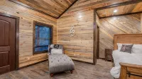 Romantic Music-Inspired Cabin with Hot Tub, Spa Bath, Outdoor TV & Fireplaces - Romantic
