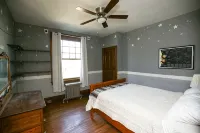 Large, kid friendly, private home on a brick street, 10 mins from downtown - 2성급