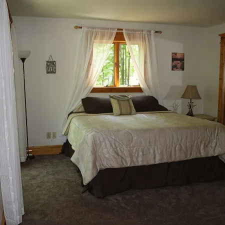 Northwoods Get Away!  Enjoy the privacy of this property & large game room!