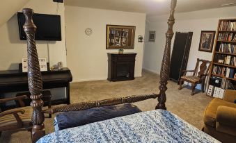 EXCLUSIVE LARGE 2 BEDROOM SUITE W/THEATER ROOM + KITCHEN