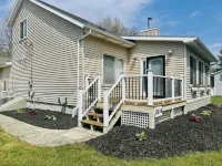 Cozy Canadian Lakes Cottage - Homestays