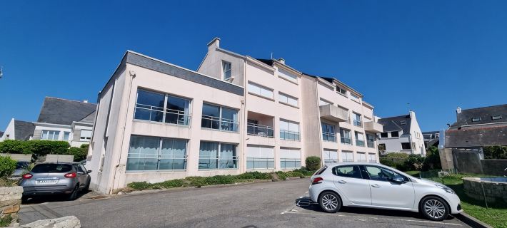Beautiful renovated apartment with side sea view on the Corniche in Concarneau Hotele w: Concarneau