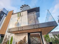 BRAND NEW LUXURY BEACHFRONT HOME @ MOONLIGHT BEACH - บังกะโล
