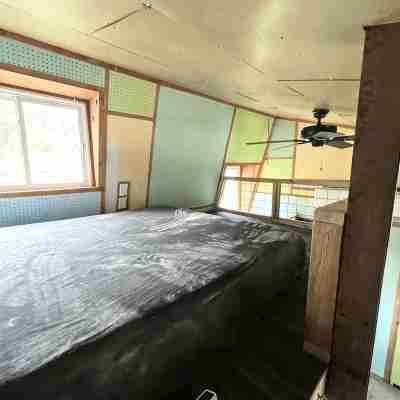 Unique Tilted Treehouse, Private Hot Tub, VIEW on acreage Rooms