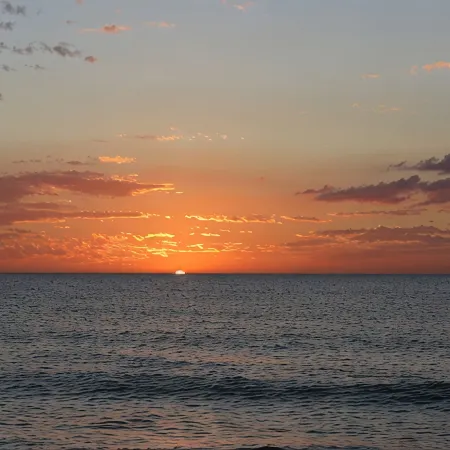 Beachfront Studio right on the Sand! Ground Floor Newly Remodeled, Gulf View - M