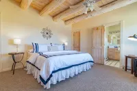 Charming Santa Fe Adobe Home 2 BR w/Elevated Views - Jacuzzi