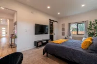 Spacious Modern Escape Near UO Campus - Bungalows