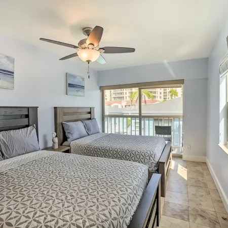 Luxury Waterfront Townhome, 4Br, with Stunning Water Views & Pet Friendly