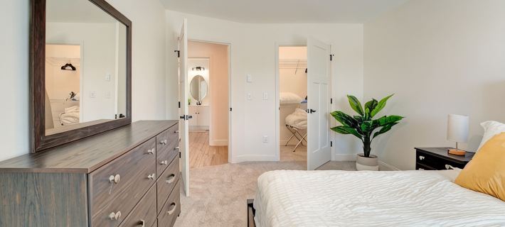 Rustic Charm Meets Modern Luxury: Stylish 2BR, 1BA Apartment Hotels in Androscoggin County