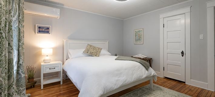 Beautiful Remodeled Downtown Frederick Cottage (Pet-Friendly) โรงแรมในเฟรเดอริค