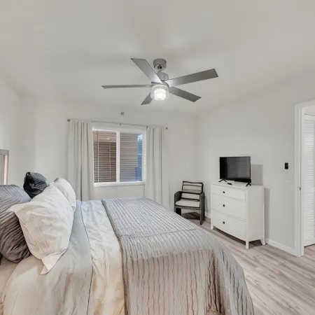 Jupiter Bay Resort Condo, steps to the beach! Comfortably sleeps family of 4!