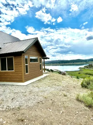 New Rental. Sleeps 8. Family Getaway with Great Views of Panguitch Lake & Sunset - Feriehus
