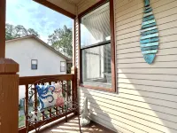 Bright, newly updated 3 BR 2 BA condo - Walk to Pier and Village! - Balkoner